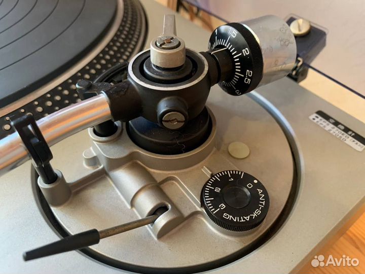 Проигрыватель винила. Technics SL-1700