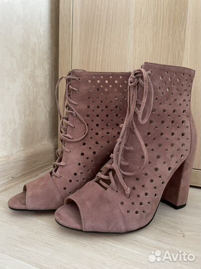 Босоножки новые