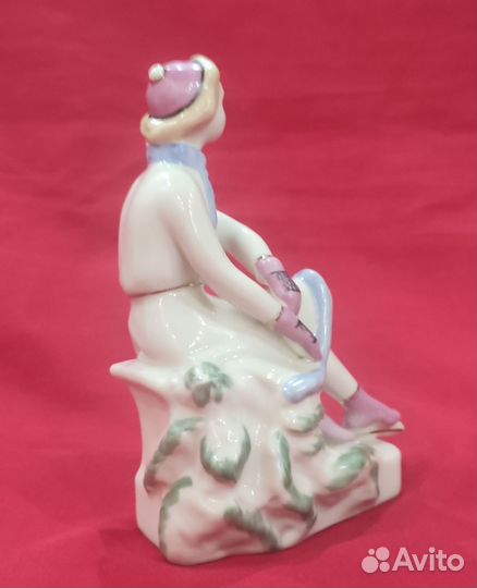 Статуэтка фарфоровая. Конькобежка. СССР