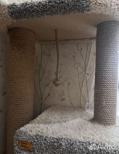 Кошачий домик с когтеточкой