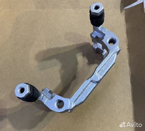 Скоба заднего тормозного суппорта Chevrolet Cruze