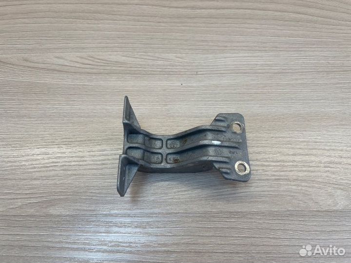 Кронштейн дроссельной заслонки Skoda Rapid