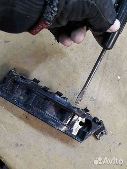 Колрей крепление бампера левое sx12 19-23