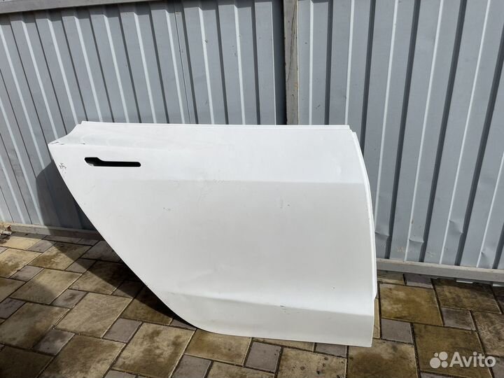 Задняя правая дверь Tesla Model 3