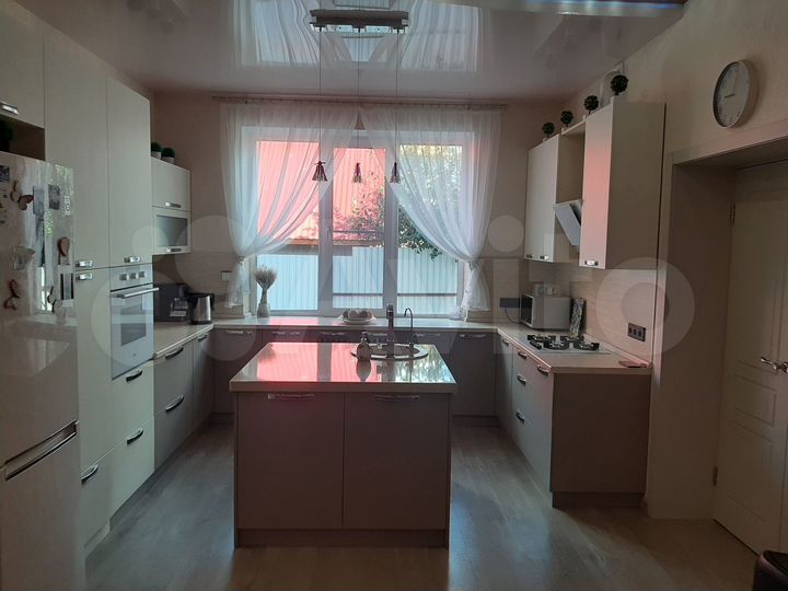 Коттедж 210 м² на участке 6,7 сот.