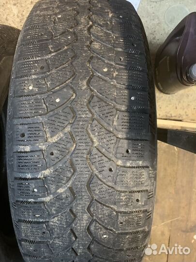 Bridgestone Blizzak Spike-01 235/65 R17 108T