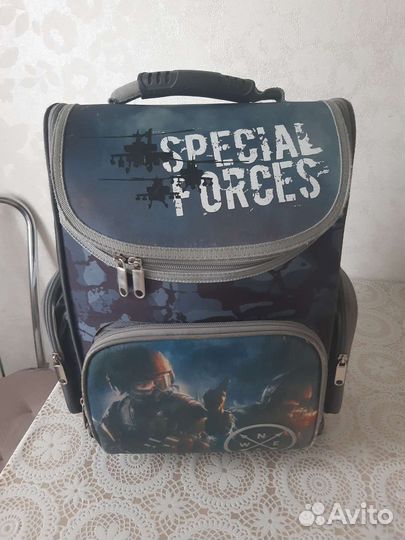 Ранец школьный для мальчика в отличном состояние