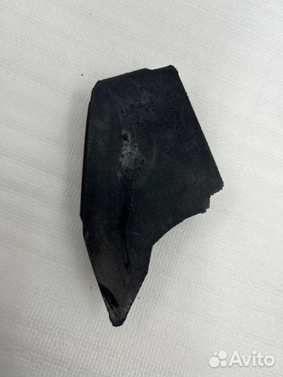 Уплотнитель крыла передний левый Тoyota Camry