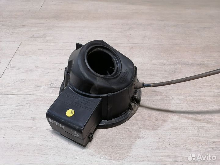 Лючок бензобака белый Skoda Yeti Шкода Йети