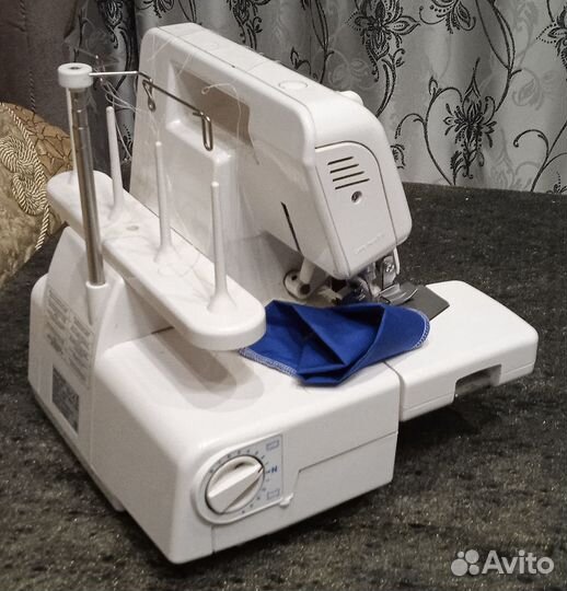 Продается оверлок Merrylock 004