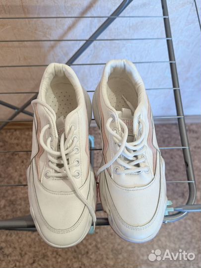 Женские кроссовки