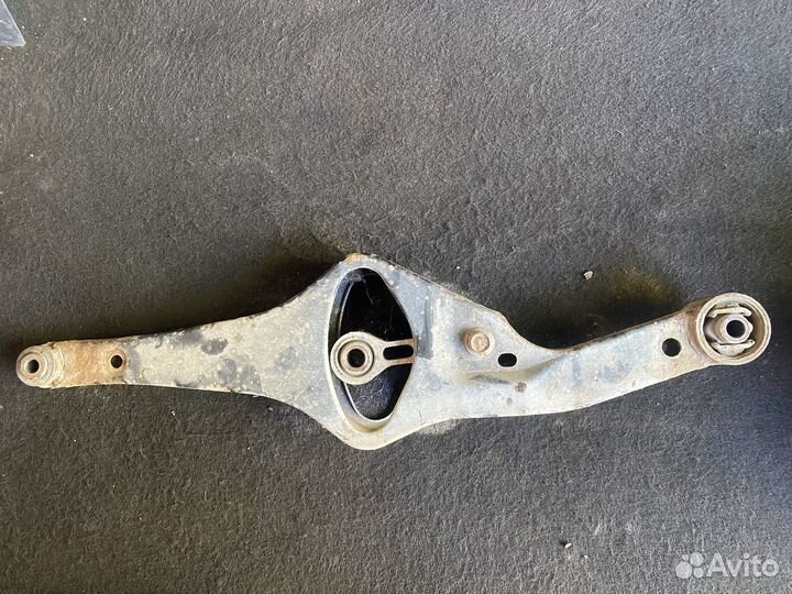 Задний поперечный рычаг Nissan Almera N16