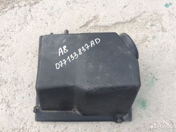 Крышка воздушного фильтра Audi A8 D2 4.2