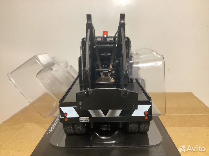 Модель 1984 freightliner FLA 9664 1:43 greenlight