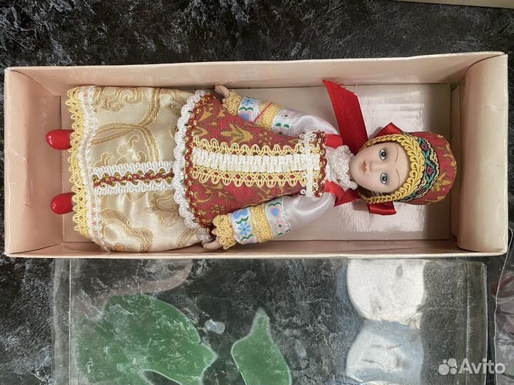 Фарфоровые куклы в национальных костюмах