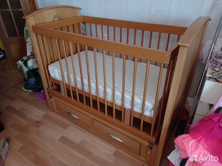 Детская кровать с маятником и матрасом. Из массива