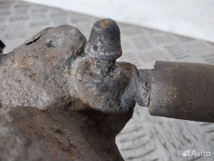 Суппорт передний левый Citroen C4