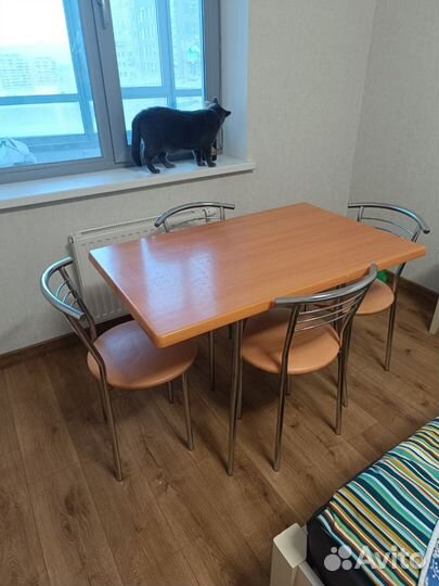 Стол и 4 стула