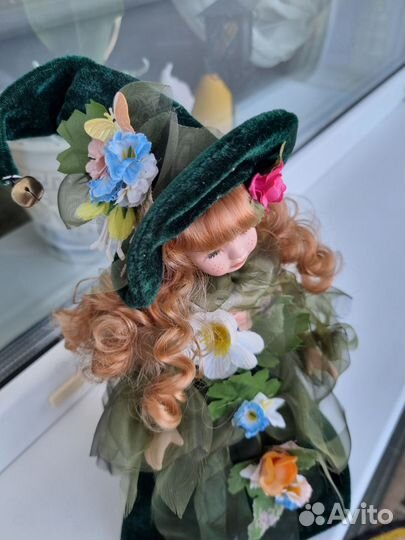 Кукла фарфоровая