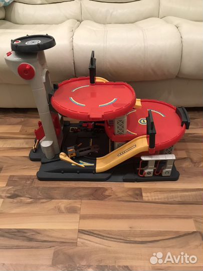 Большой гараж, парковка ELC