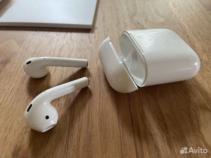 Беспроводные наушники AirPods by Apple