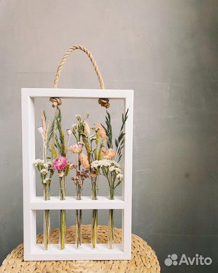 Рамка с сухоцветами и стабилизированными цветами