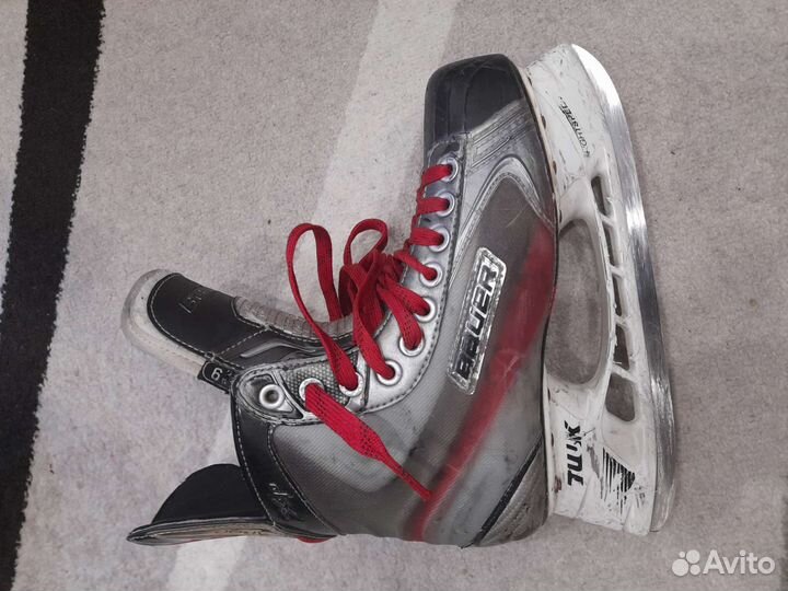 Коньки хоккейные профессиональные