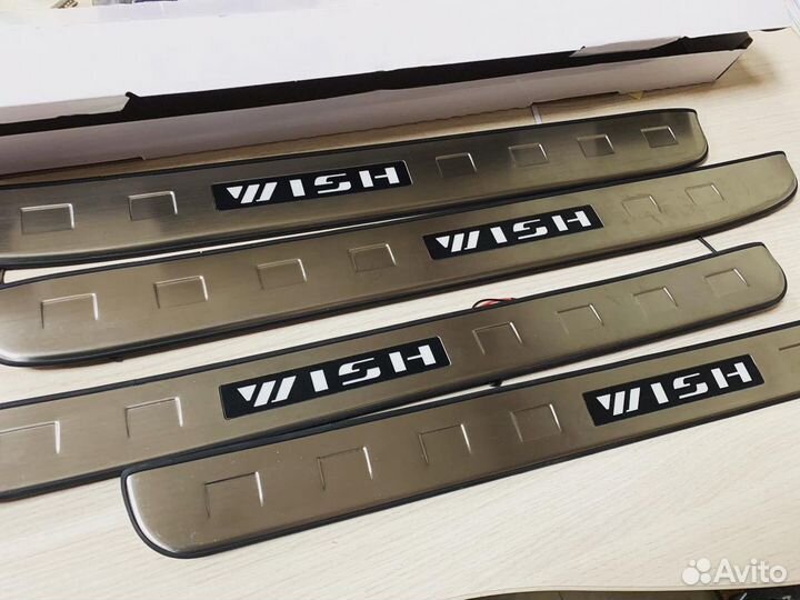 Накладки на пороги Toyota Wish 2009-2020