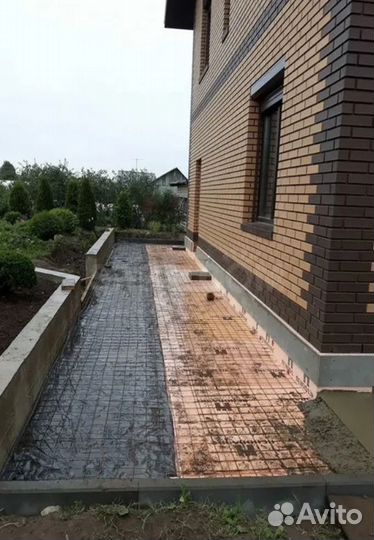 Заливаем отмостки и тропинки, строительная бригада