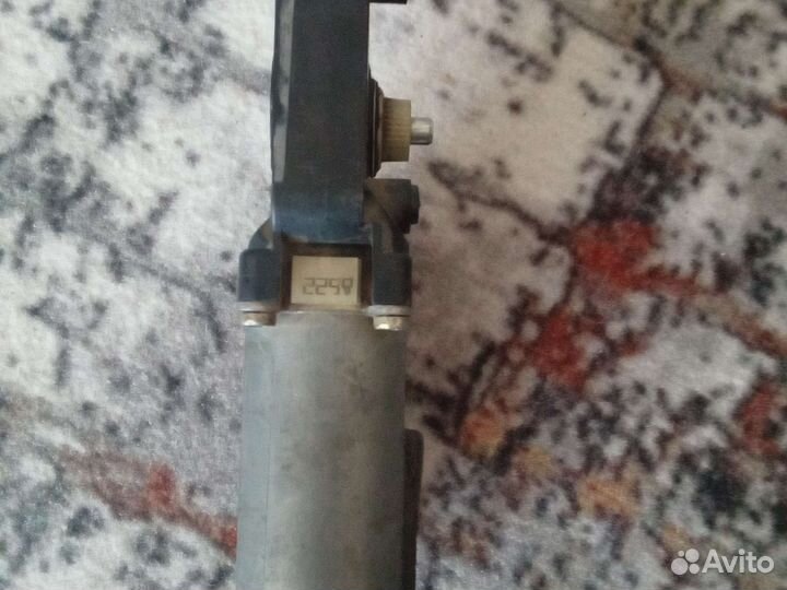 Мотор стеклоподъемника правый шкода актавиа U1