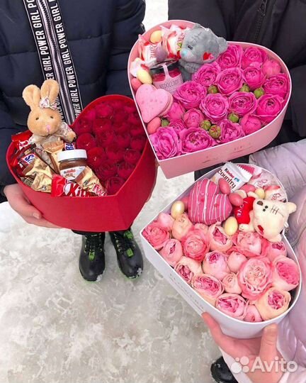 Сердце коробка с цветами и сладостями