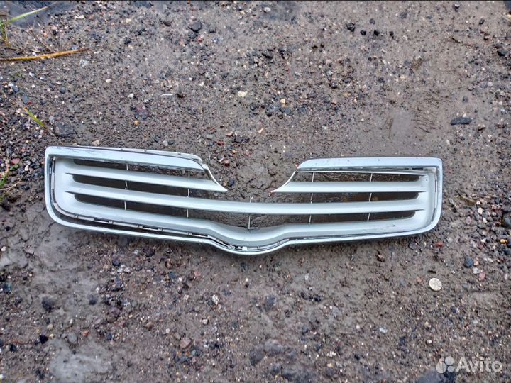 Решетка радиатора toyota avensis