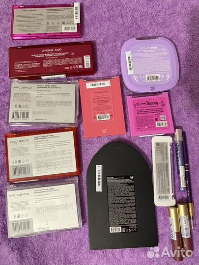 Палетка теней, хайлайтер, помада