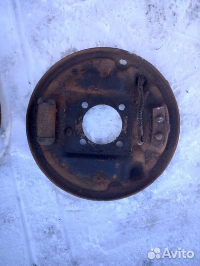 Щит опорный задний левый,правый Kia Sportage 1