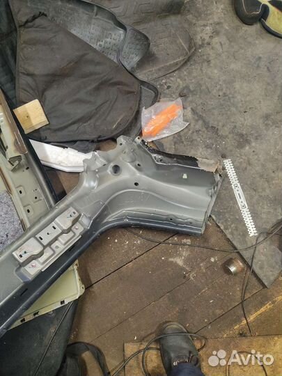 Стойка правая и средняя крыши, часть крыши