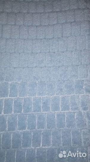 Пакетом шапочки и плед, водолазка