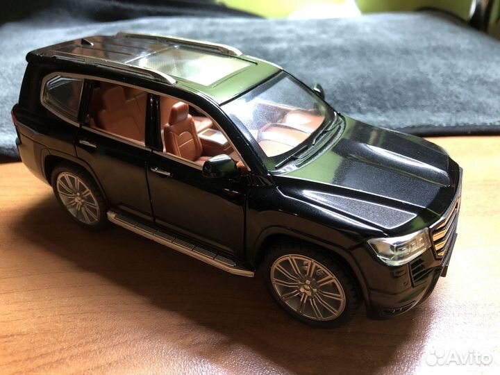 Моделька Land Cruiser 300