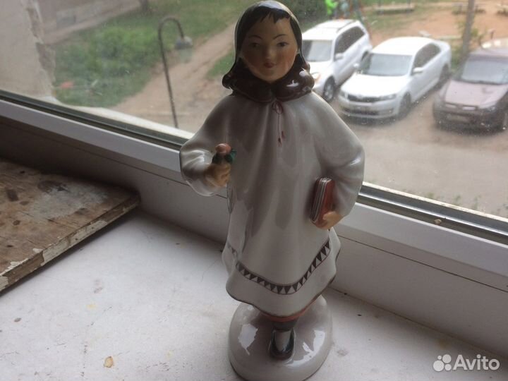 Статуэтка фарфор СССР лфз «Якутка с цветком»