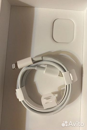 Провод для быстрой зарядки на iPhone