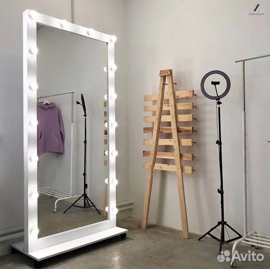 Гримерное зеркало с подсветкой