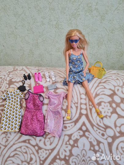 Кукла barbie на прогулке и 4 образа