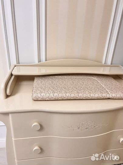 Кроватка и пеленальный комод