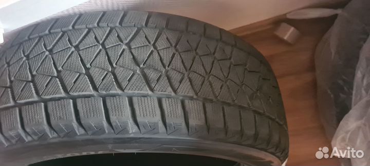 Bridgestone Blizzak Ice 275/50 R22