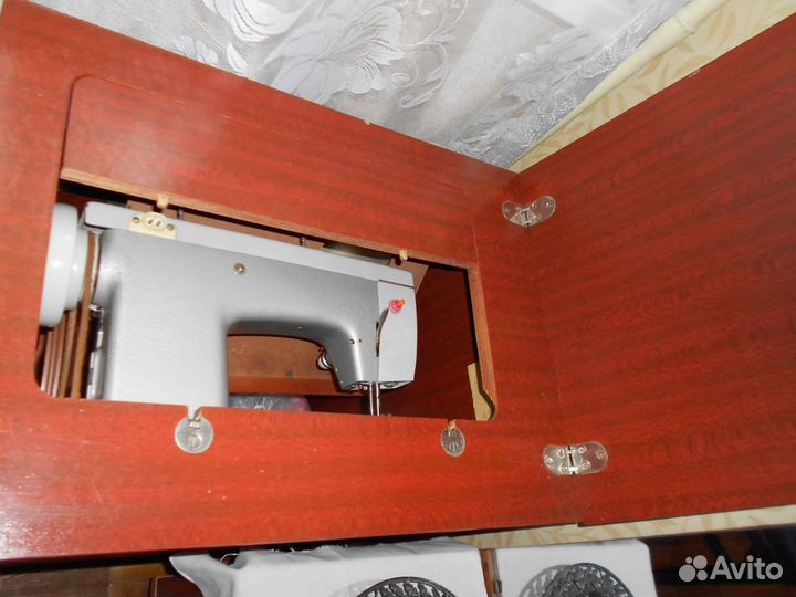 Подольск-142 ножная в отл. состояни Тумба+запчасти