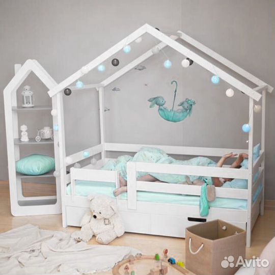 Кроватка Теремок для малыша с бортиком из массива