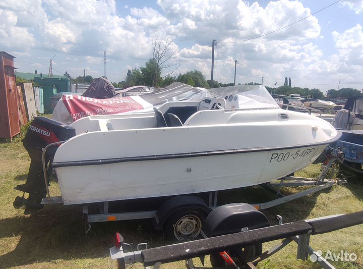 Катер с местом на пристани