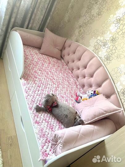 Кровать мягкой спинкой. Любые цвета