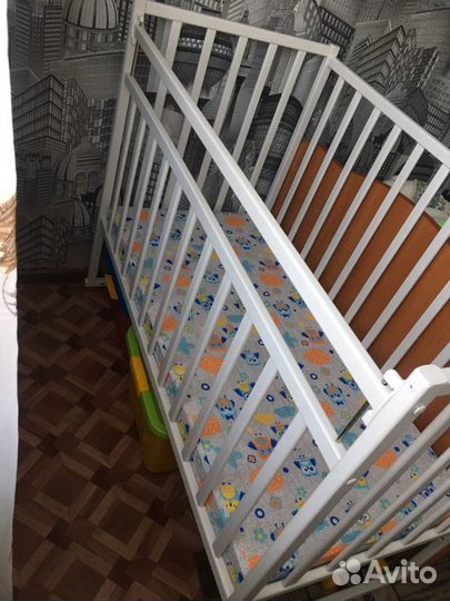 Детская кроватка с маятником