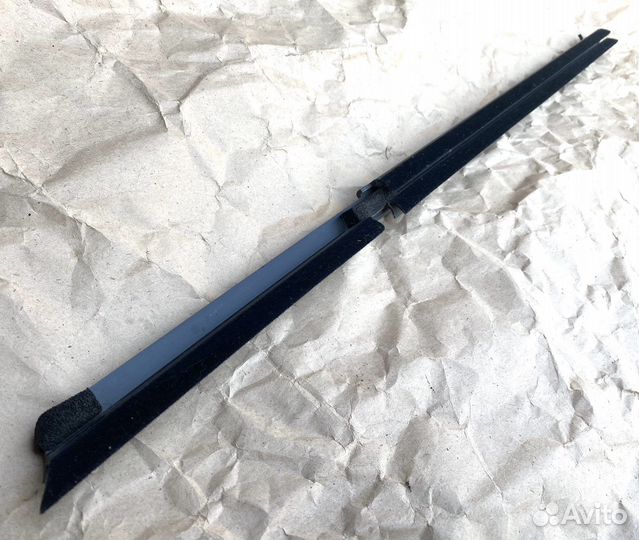 Уплотнитель стекла двери задний левый Infiniti G