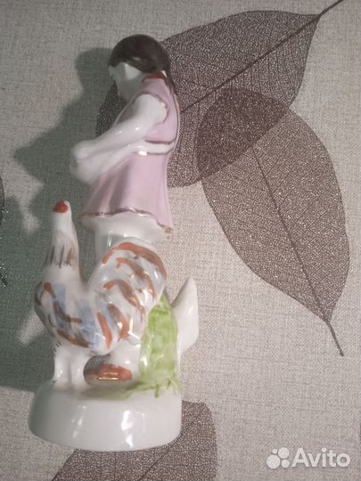 Статуэтка Девочка кормит кур. Ереван